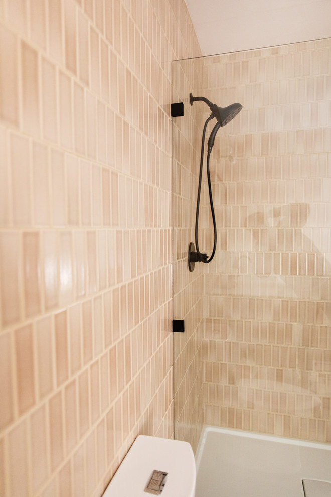 Immagine di una stanza da bagno eclettica con pareti rosa, pavimento con piastrelle in ceramica e pavimento marrone
