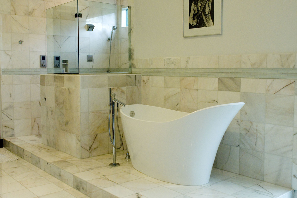Ispirazione per una grande stanza da bagno padronale design con vasca freestanding, doccia ad angolo, piastrelle beige, piastrelle blu, piastrelle in pietra, pareti bianche, pavimento in marmo, pavimento beige e doccia aperta