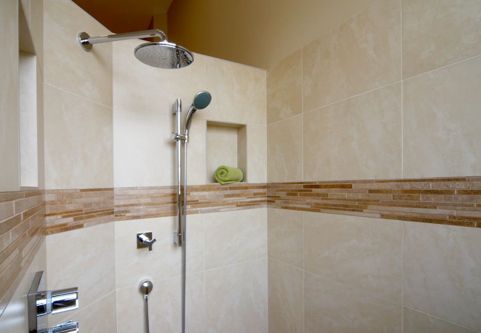 Idéer för ett stort klassiskt en-suite badrum, med ett fristående handfat, luckor med infälld panel, skåp i mörkt trä, granitbänkskiva, ett fristående badkar, en öppen dusch, flerfärgad kakel, stenkakel, beige väggar och travertin golv