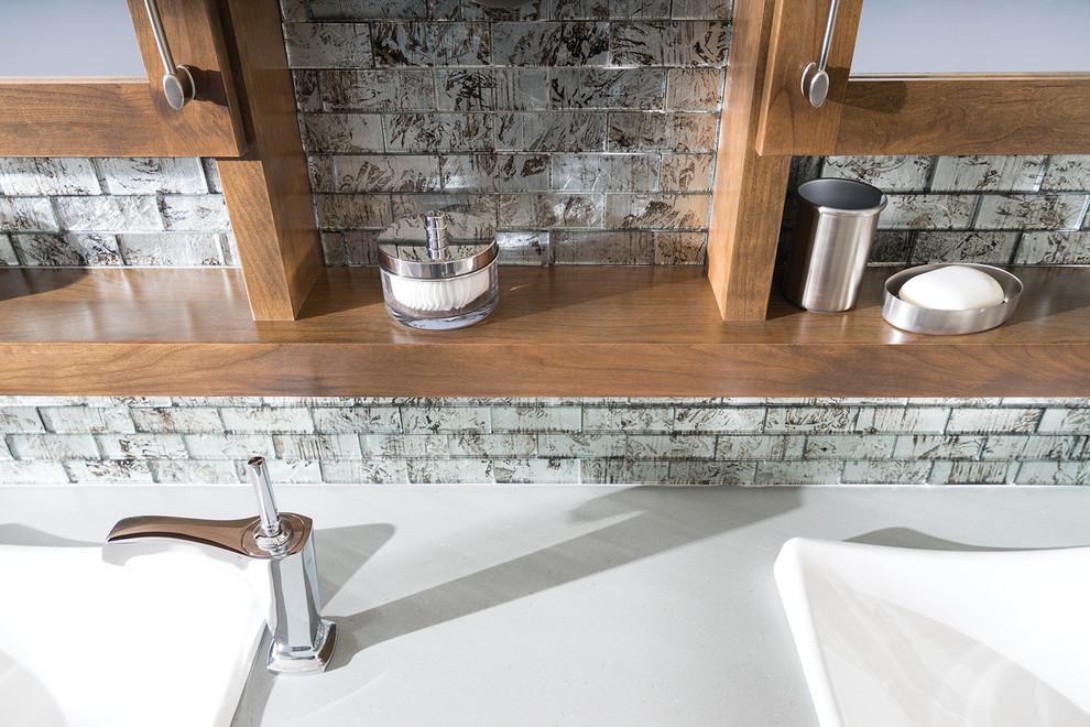 Idee per una stanza da bagno design con lavabo da incasso, ante grigie, top in superficie solida, piastrelle grigie, piastrelle di vetro, pareti bianche e parquet scuro