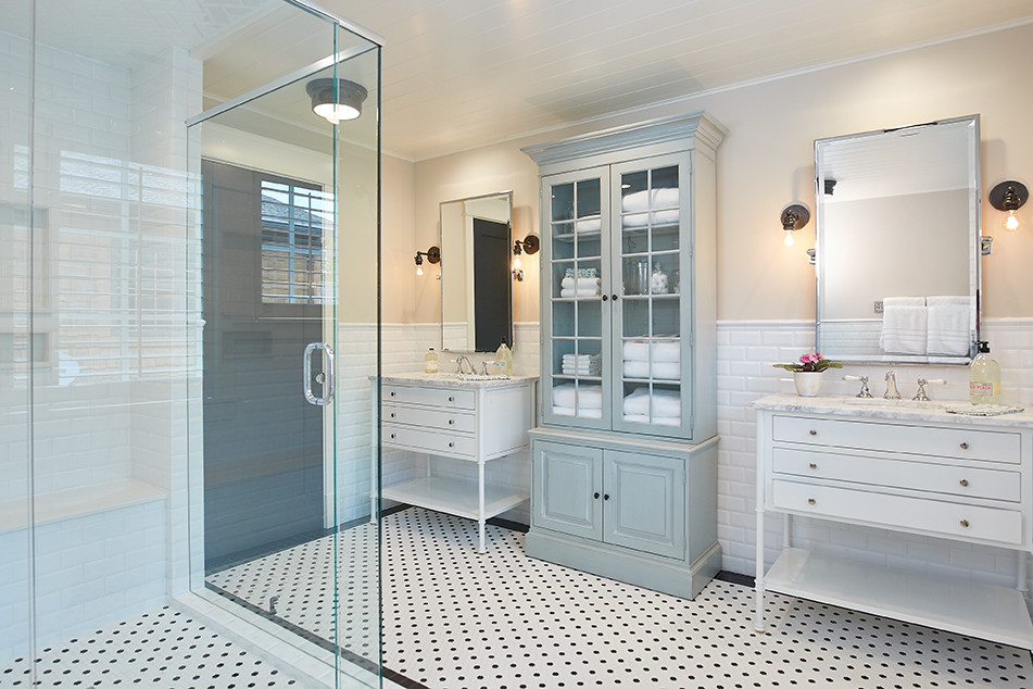 Источник вдохновения для домашнего уюта: большая главная ванная комната в стиле неоклассика (современная классика) с стеклянными фасадами, синими фасадами, ванной на ножках, открытым душем, белой плиткой, керамической плиткой, бежевыми стенами, полом из керамогранита, мраморной столешницей, разноцветным полом, душем с распашными дверями, раздельным унитазом, врезной раковиной и серой столешницей