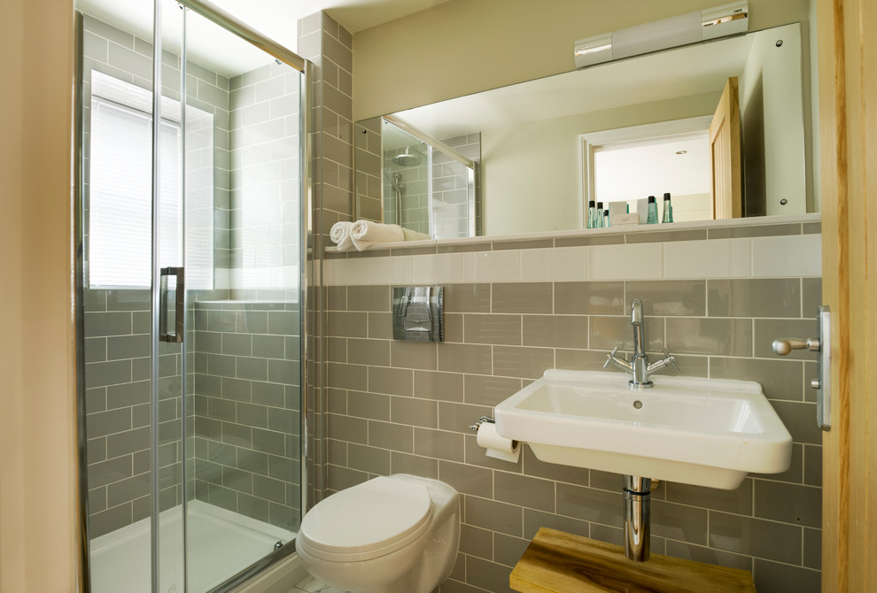 Exemple d'une petite salle de bain principale chic avec une douche ouverte, WC suspendus, un carrelage beige, des carreaux de céramique, un mur beige, un sol en carrelage de céramique, un lavabo suspendu, un sol beige, une cabine de douche à porte coulissante, meuble simple vasque et meuble-lavabo suspendu.