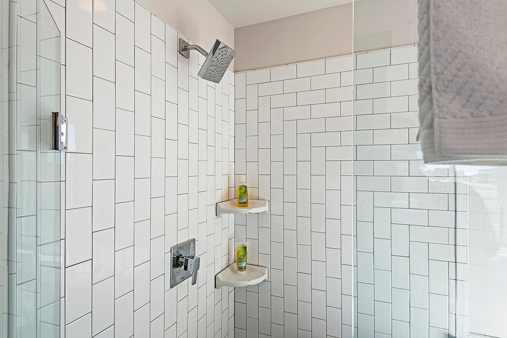 Aménagement d'une salle de bain principale contemporaine avec des portes de placard grises, un plan de toilette en quartz, une douche d'angle, un carrelage beige, des carreaux de céramique, un mur blanc et un sol en carrelage de céramique.