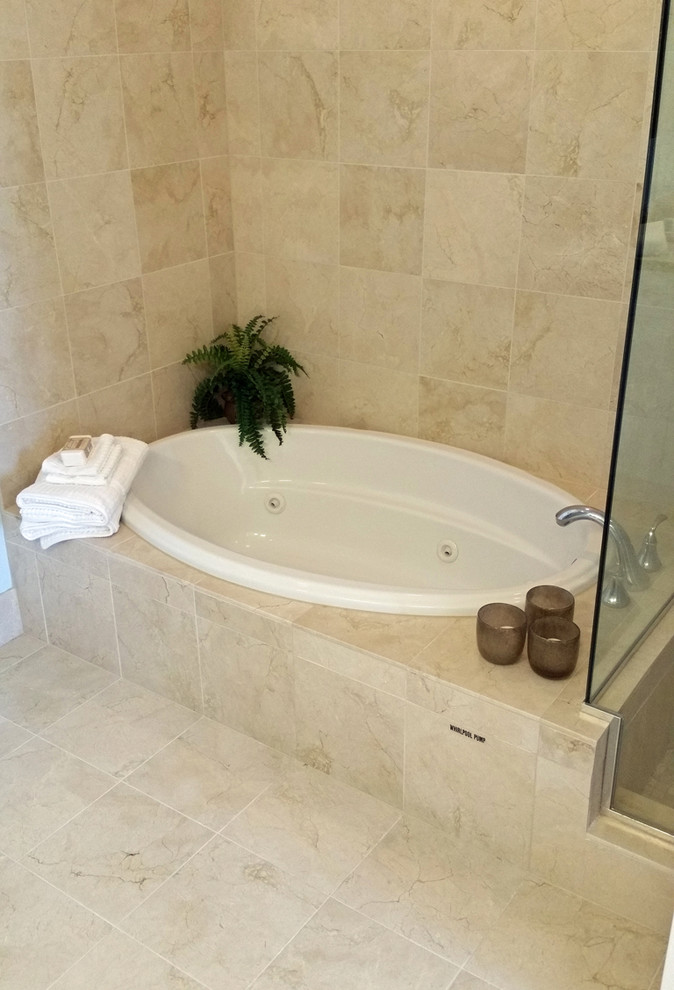 Idéer för mellanstora maritima en-suite badrum, med luckor med infälld panel, vita skåp, marmorbänkskiva, en jacuzzi och marmorgolv
