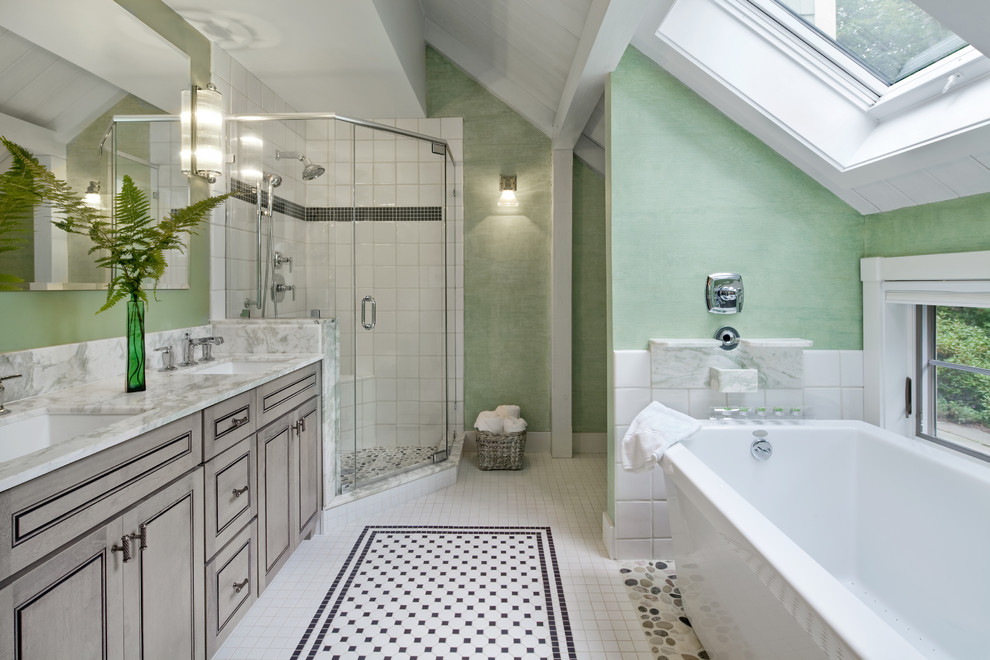 Idéer för att renovera ett stort vintage en-suite badrum, med ett fristående badkar, marmorbänkskiva, luckor med profilerade fronter, grå skåp, en hörndusch, svart och vit kakel, porslinskakel, gröna väggar, klinkergolv i porslin, ett undermonterad handfat, flerfärgat golv och dusch med gångjärnsdörr