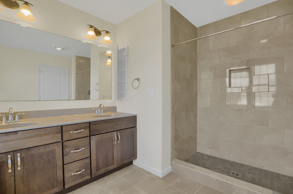 Idéer för ett stort klassiskt grå en-suite badrum, med skåp i shakerstil, bruna skåp, en dusch i en alkov, beige kakel, keramikplattor, beige väggar, klinkergolv i keramik, ett integrerad handfat, marmorbänkskiva och beiget golv