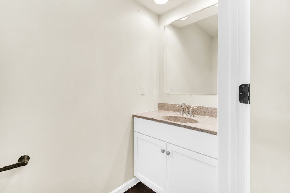 Inredning av ett klassiskt litet beige beige badrum med dusch, med skåp i shakerstil, vita skåp, beige väggar, ett integrerad handfat och granitbänkskiva