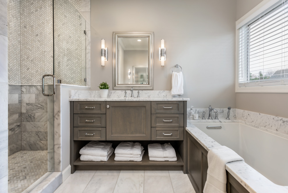 Idéer för att renovera ett mellanstort vintage vit vitt en-suite badrum, med grå skåp, ett platsbyggt badkar, en dusch i en alkov, grå kakel, marmorkakel, grå väggar, marmorgolv, ett undermonterad handfat, marmorbänkskiva, grått golv, dusch med gångjärnsdörr och luckor med infälld panel
