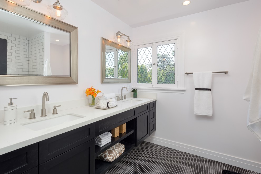 Ejemplo de cuarto de baño clásico renovado con armarios estilo shaker, puertas de armario negras, paredes blancas, suelo con mosaicos de baldosas, lavabo bajoencimera, suelo negro y encimeras blancas
