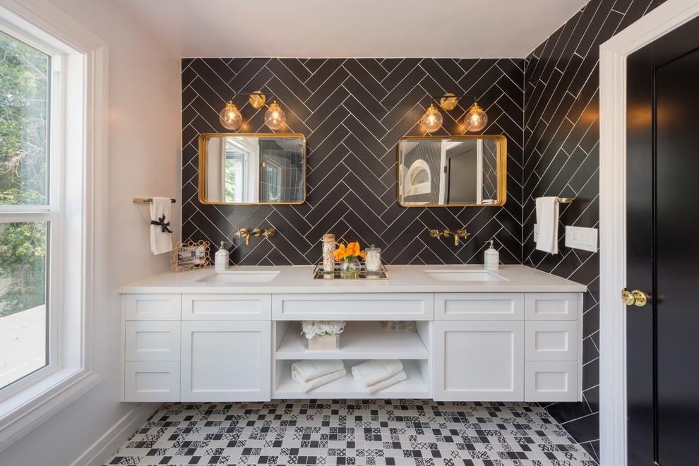 Идея дизайна: главная ванная комната в стиле неоклассика (современная классика) с белыми фасадами, черной плиткой, белыми стенами, врезной раковиной, разноцветным полом и белой столешницей