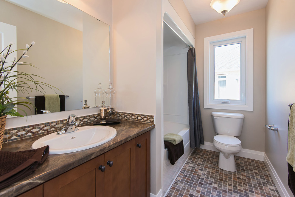 Inspiration för moderna brunt en-suite badrum, med skåp i shakerstil, vita skåp, en dusch/badkar-kombination, en toalettstol med hel cisternkåpa, beige väggar, vinylgolv, ett nedsänkt handfat, granitbänkskiva, brunt golv och dusch med duschdraperi