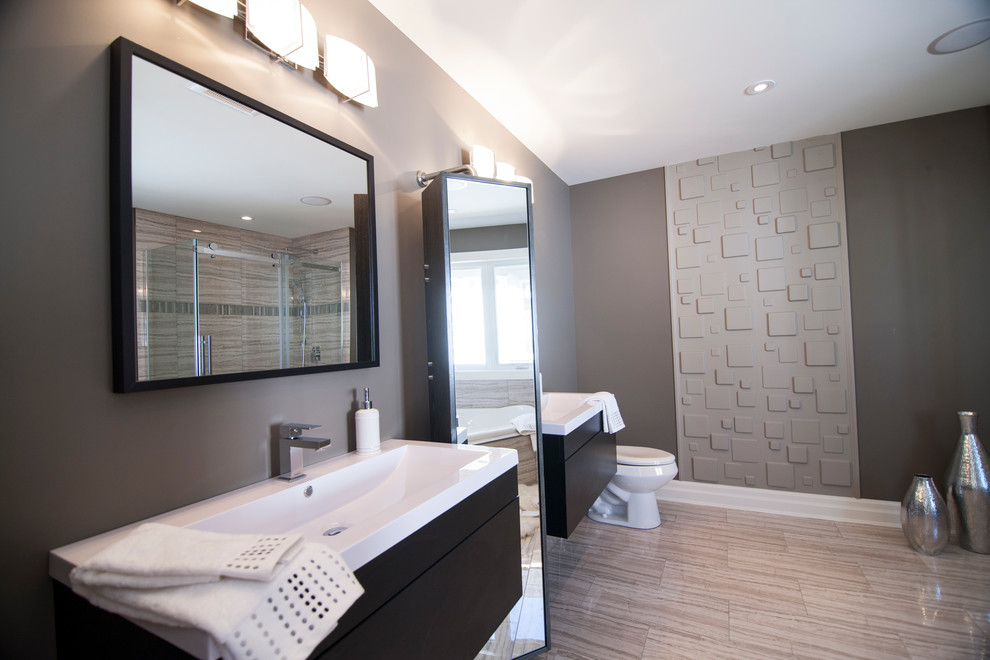 Example of a transitional bathroom design in Toronto