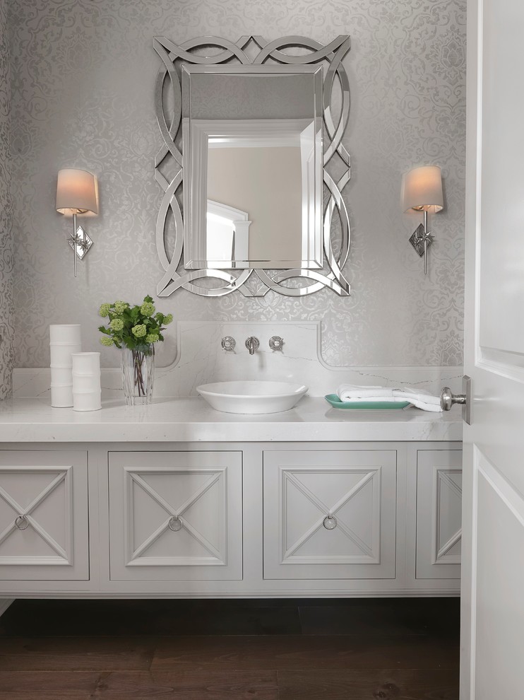 Inredning av ett klassiskt mellanstort badrum, med luckor med infälld panel, grå skåp, grå väggar, mörkt trägolv och ett fristående handfat