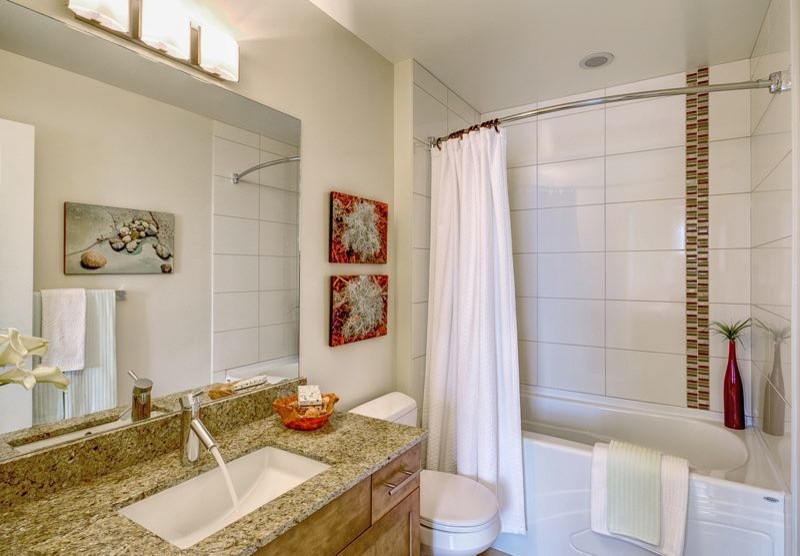 Aménagement d'une salle de bain contemporaine avec un carrelage blanc et un mur blanc.