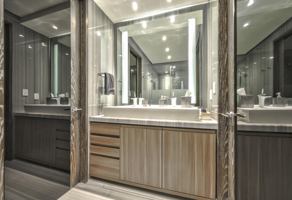 Immagine di una piccola stanza da bagno con doccia moderna con piastrelle grigie, piastrelle di marmo, pareti grigie, pavimento in linoleum, lavabo a consolle, top in marmo, pavimento grigio e porta doccia a battente