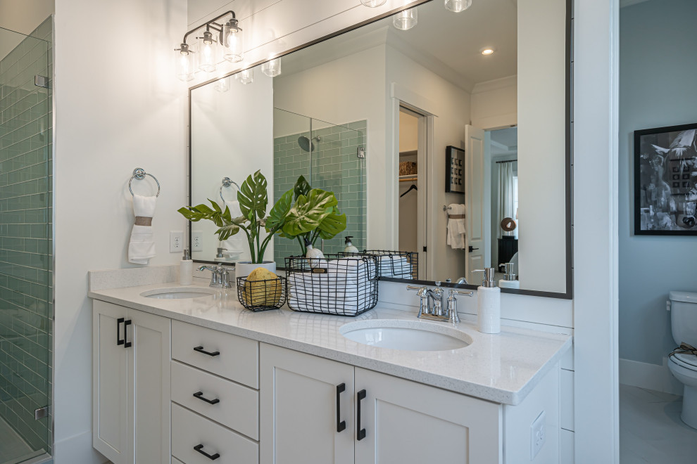 Esempio di una stanza da bagno country con ante in stile shaker, ante bianche, piastrelle verdi, piastrelle di vetro, pareti bianche, lavabo sottopiano e top bianco