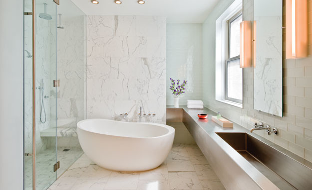 Idéer för stora funkis en-suite badrum, med öppna hyllor, ett fristående badkar, en dusch i en alkov, vit kakel, marmorkakel, vita väggar, marmorgolv, ett avlångt handfat och bänkskiva i rostfritt stål
