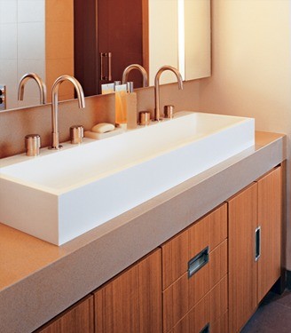 Свежая идея для дизайна: большая главная ванная комната в современном стиле с раковиной с несколькими смесителями, столешницей из ламината, плоскими фасадами, фасадами цвета дерева среднего тона и желтыми стенами - отличное фото интерьера