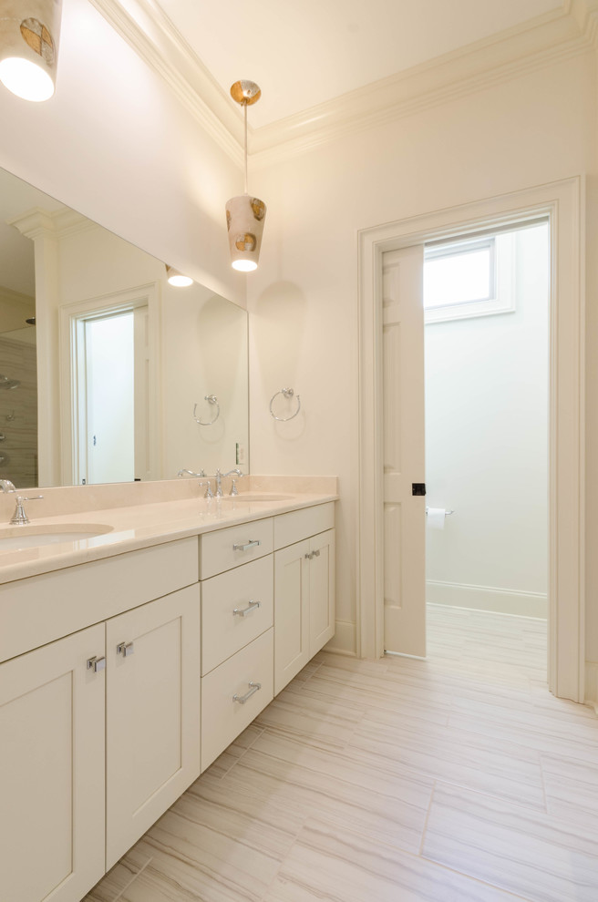 Источник вдохновения для домашнего уюта: главная ванная комната в классическом стиле с фасадами в стиле шейкер, белыми фасадами, белыми стенами и врезной раковиной