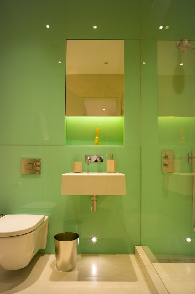 На фото: ванная комната среднего размера в современном стиле с открытым душем, инсталляцией, зеленой плиткой, стеклянной плиткой, зелеными стенами, полом из винила, подвесной раковиной и душевой кабиной с