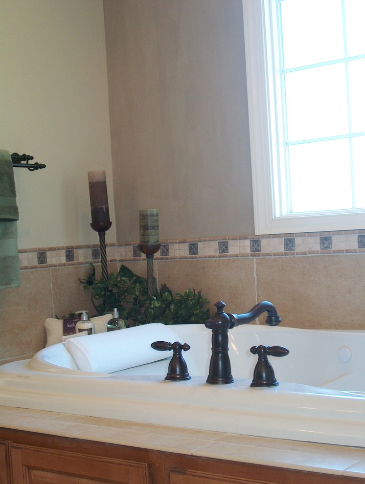 コロンバスにあるカントリー風のおしゃれな浴室の写真