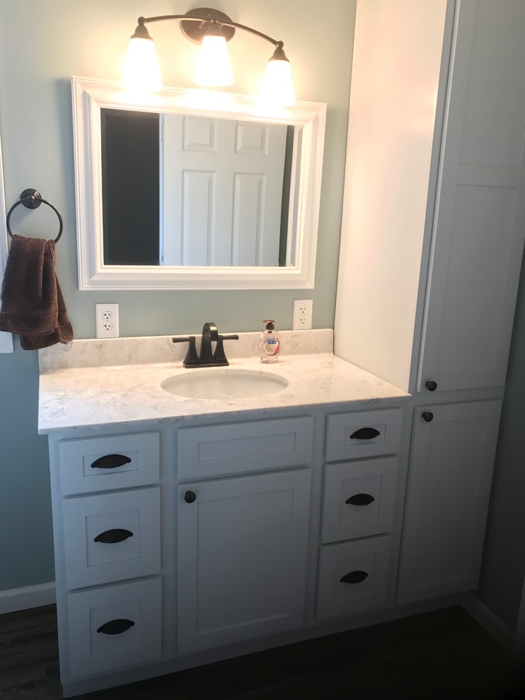 Idéer för ett litet klassiskt en-suite badrum, med skåp i shakerstil, vita skåp och ett undermonterad handfat