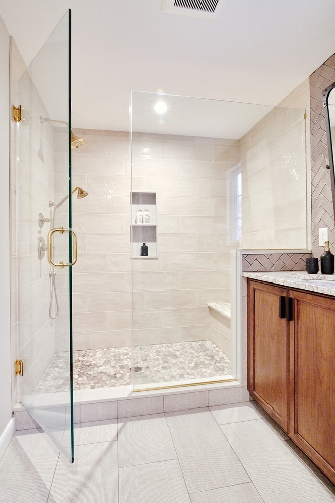 Exempel på ett stort klassiskt vit vitt en-suite badrum, med möbel-liknande, skåp i mörkt trä, en öppen dusch, en toalettstol med hel cisternkåpa, beige kakel, keramikplattor, beige väggar, klinkergolv i småsten, ett undermonterad handfat, bänkskiva i kvartsit, vitt golv och dusch med gångjärnsdörr