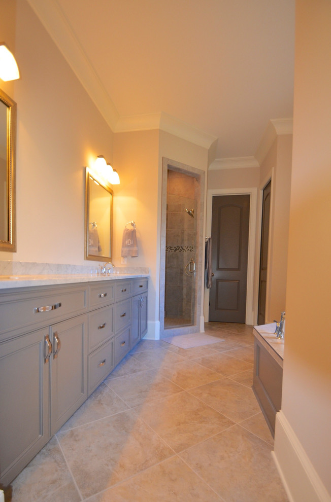 Aménagement d'une salle de bain principale classique de taille moyenne avec un lavabo encastré, un placard à porte shaker, des portes de placard grises, un plan de toilette en granite, une baignoire posée, une douche d'angle, WC séparés, un carrelage beige, des carreaux de céramique, un mur beige, un sol en carrelage de céramique, un sol beige et une cabine de douche à porte battante.