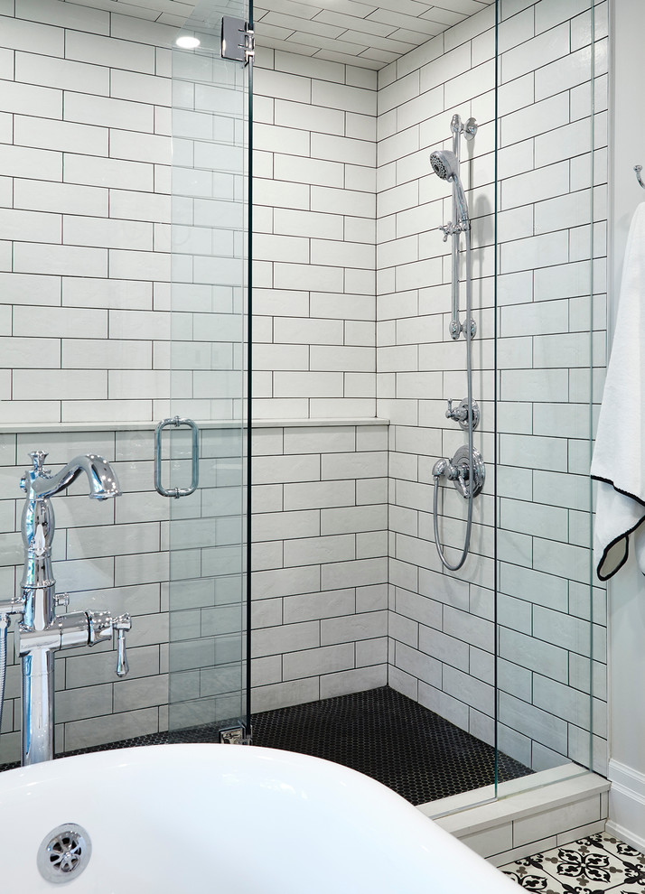 Idéer för stora vintage en-suite badrum, med släta luckor, vita skåp, ett fristående badkar, en dusch i en alkov, vita väggar, ett undermonterad handfat och bänkskiva i täljsten