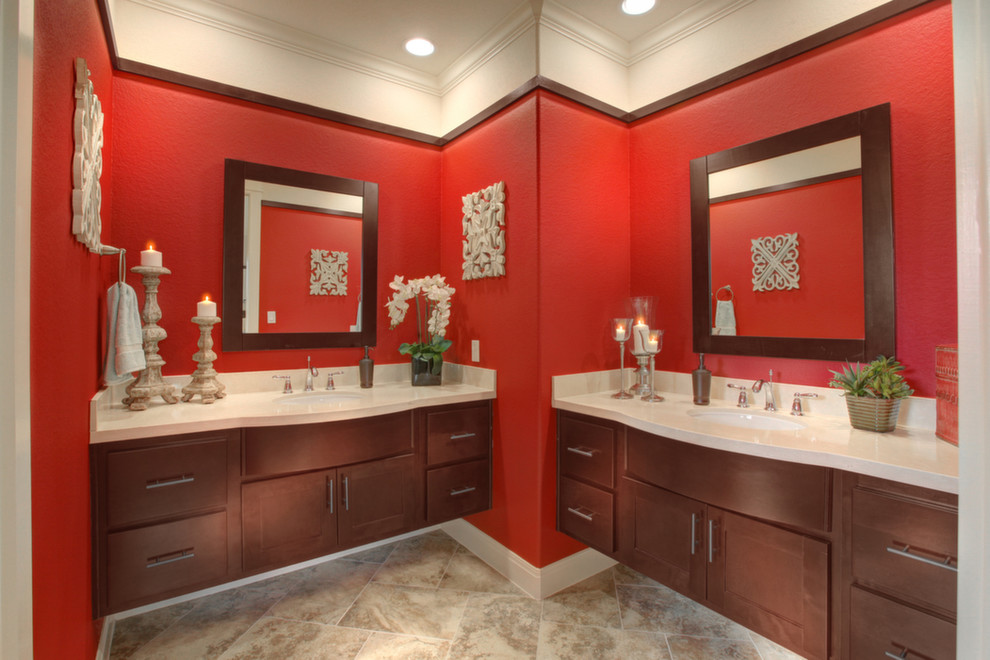 Bild på ett mellanstort vintage badrum, med ett undermonterad handfat, bruna skåp, bänkskiva i kvarts, ett badkar i en alkov, beige kakel, keramikplattor, röda väggar och klinkergolv i keramik