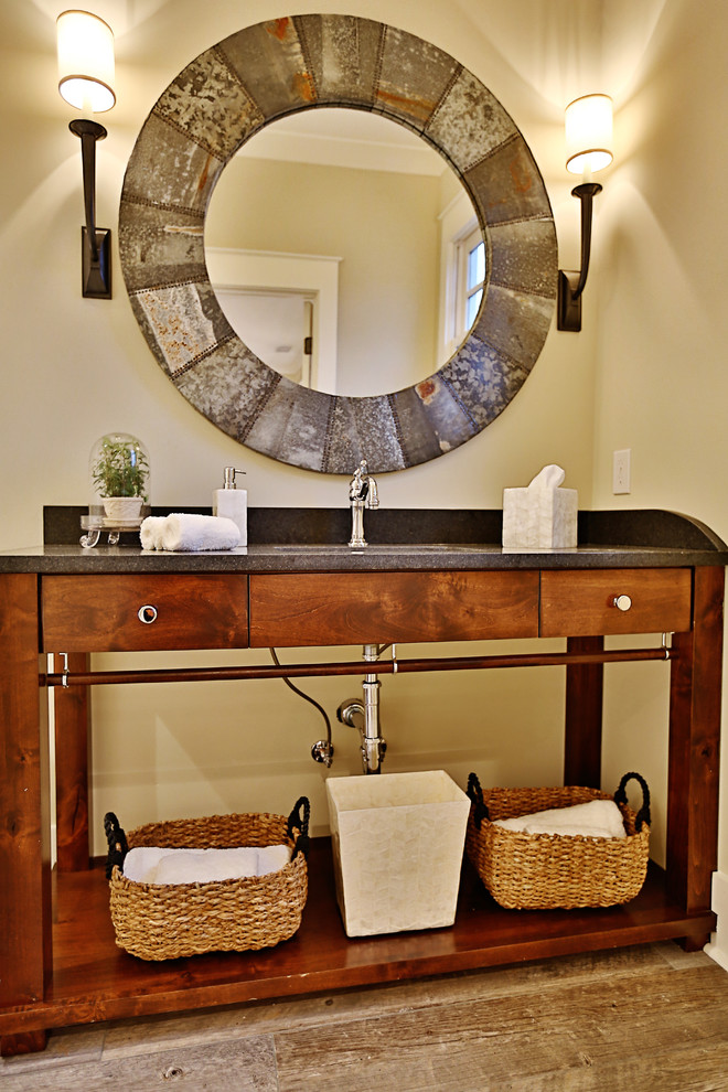 Immagine di una grande stanza da bagno con doccia contemporanea con ante lisce, ante in legno bruno, pareti beige, pavimento in vinile, lavabo sottopiano e top in quarzite