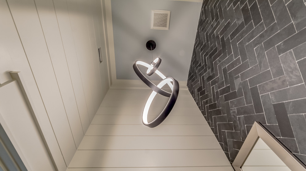 Esempio di una piccola stanza da bagno stile marino con piastrelle grigie, piastrelle in ardesia, pareti bianche, lavabo a bacinella e top in vetro