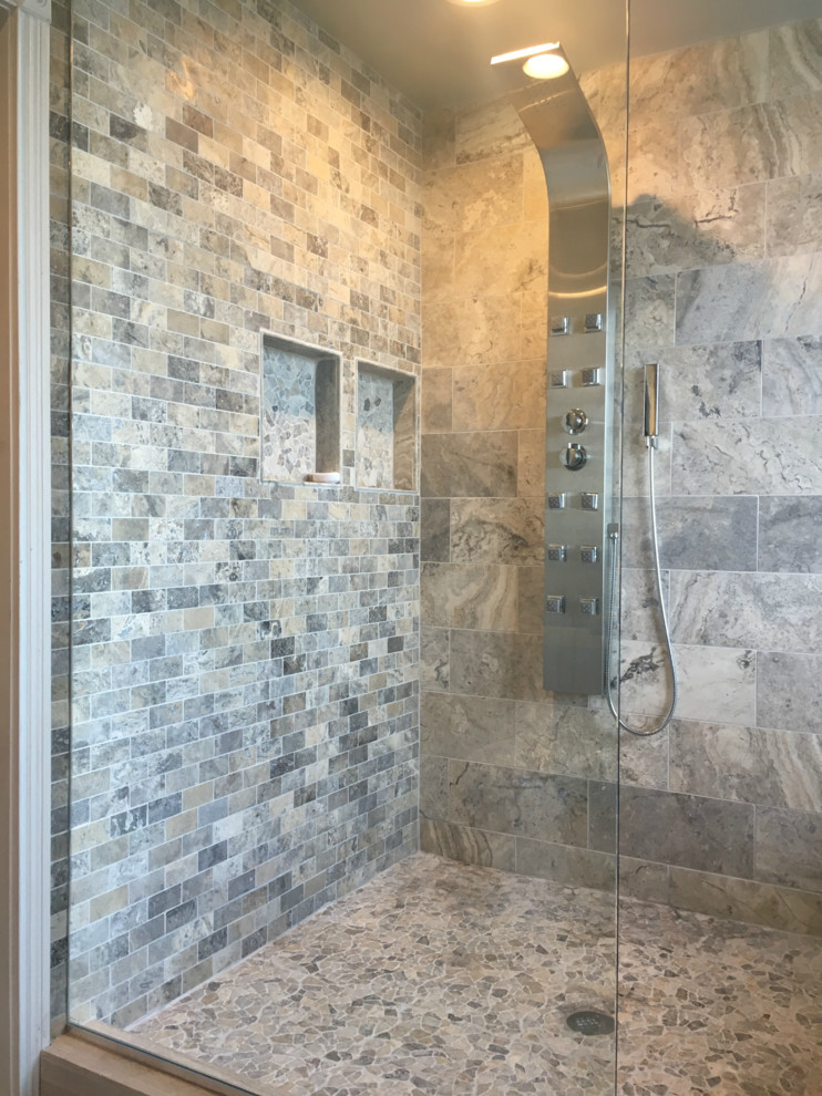 Свежая идея для дизайна: главная ванная комната среднего размера в современном стиле с фасадами с утопленной филенкой, темными деревянными фасадами, открытым душем, унитазом-моноблоком, серыми стенами, врезной раковиной и открытым душем - отличное фото интерьера