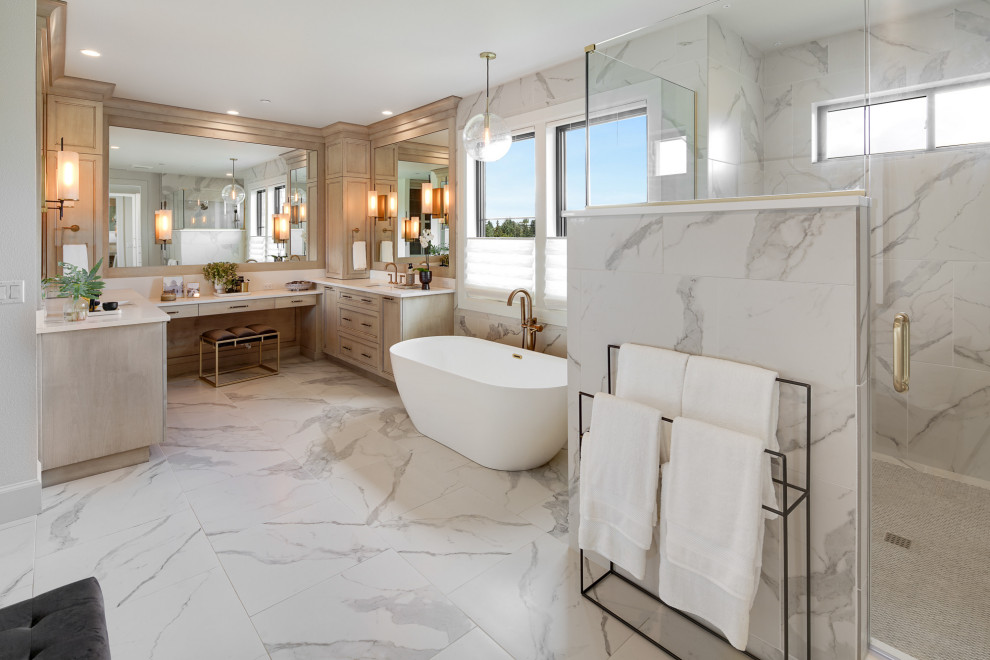 Exempel på ett klassiskt vit vitt badrum, med luckor med infälld panel, skåp i mellenmörkt trä, ett fristående badkar, ett undermonterad handfat och vitt golv