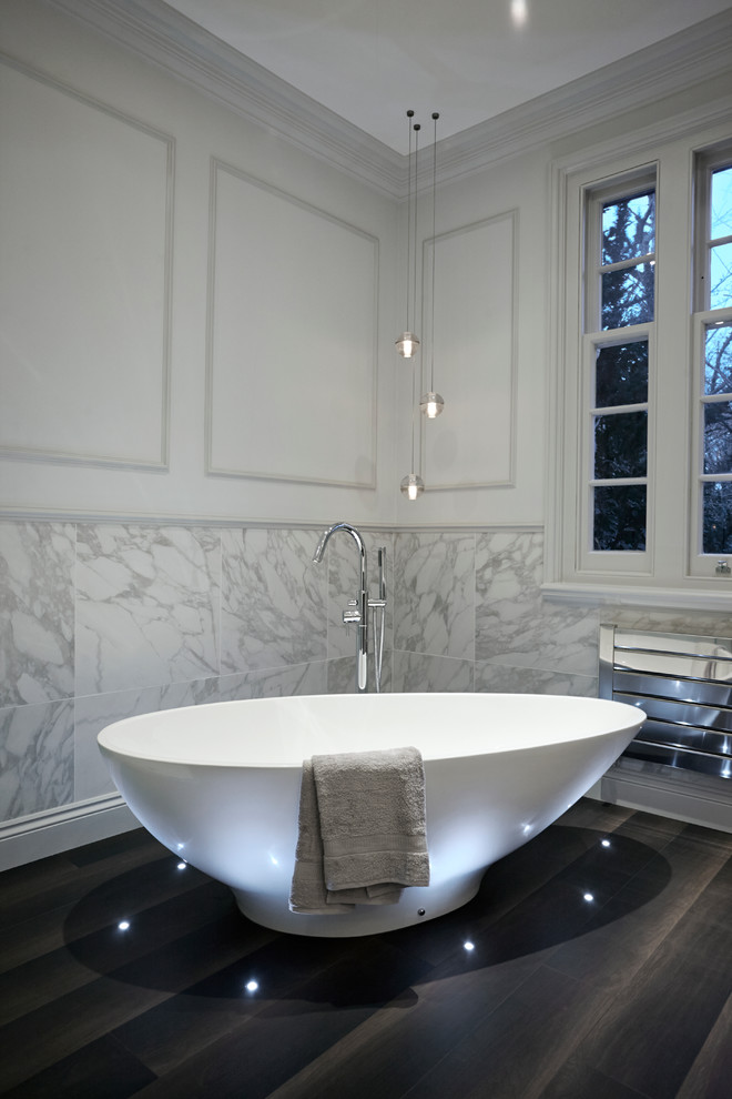На фото: ванная комната в современном стиле с отдельно стоящей ванной и серыми стенами