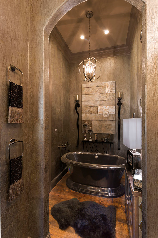 Exempel på ett stort modernt en-suite badrum, med luckor med infälld panel, vita skåp, ett fristående badkar, en dusch i en alkov, grå kakel, keramikplattor, grå väggar, mörkt trägolv, ett fristående handfat och granitbänkskiva