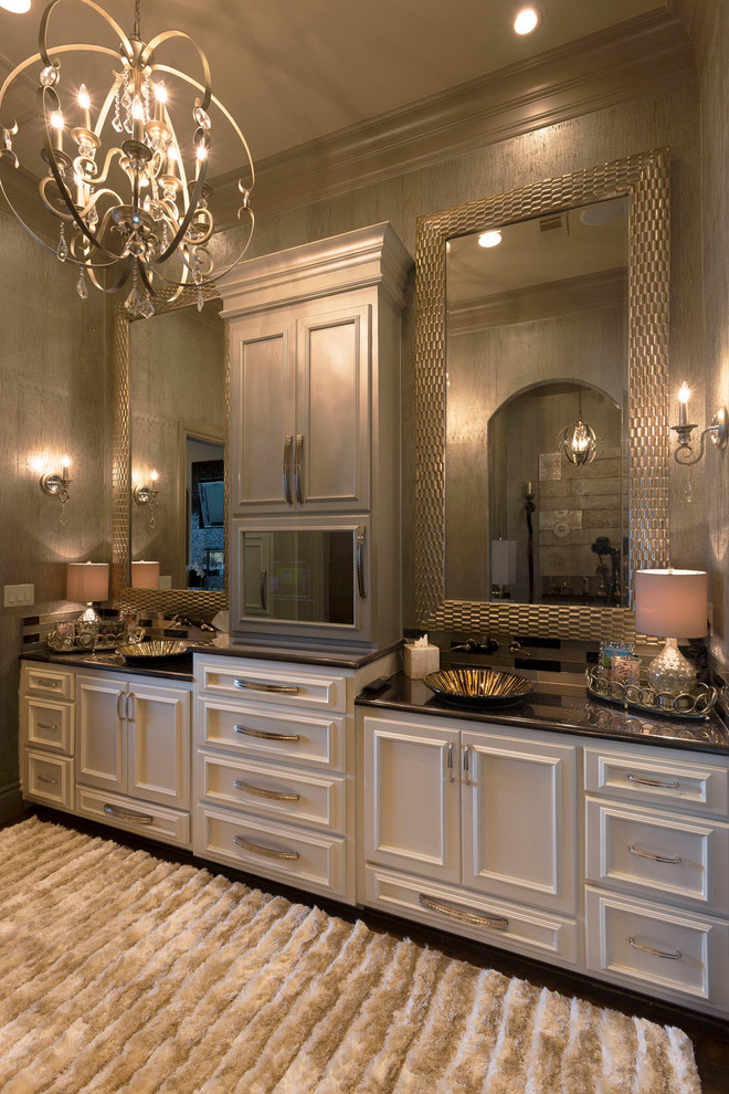 Idéer för ett stort modernt en-suite badrum, med luckor med infälld panel, vita skåp, ett fristående badkar, en dusch i en alkov, grå kakel, keramikplattor, grå väggar, mörkt trägolv, ett fristående handfat och granitbänkskiva