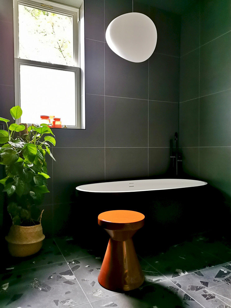 Inspiration för mellanstora minimalistiska en-suite badrum, med skåp i mellenmörkt trä, ett fristående badkar, en öppen dusch, en vägghängd toalettstol, grå kakel, porslinskakel, grå väggar, klinkergolv i porslin, ett konsol handfat, träbänkskiva, grått golv och med dusch som är öppen