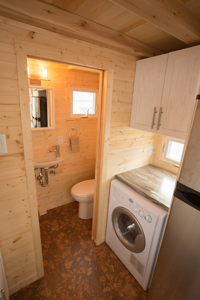 Inspiration för ett litet amerikanskt badrum, med en dusch i en alkov, en toalettstol med separat cisternkåpa, bruna väggar, korkgolv, ett väggmonterat handfat och laminatbänkskiva