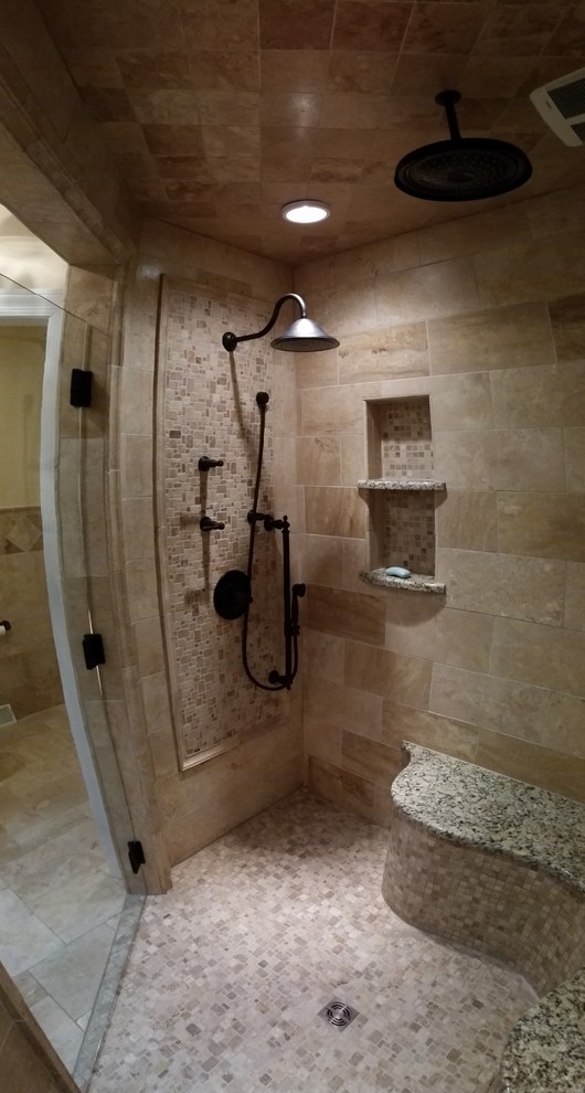 Bild på ett stort vintage en-suite badrum, med en dusch i en alkov, beige kakel, travertinkakel, beige väggar, klinkergolv i småsten, beiget golv och dusch med gångjärnsdörr
