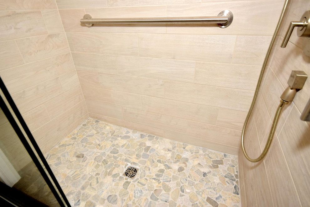 Klassisk inredning av ett mellanstort en-suite badrum, med ett undermonterad handfat, luckor med infälld panel, skåp i mörkt trä, granitbänkskiva, ett platsbyggt badkar, keramikplattor, grå väggar och klinkergolv i keramik