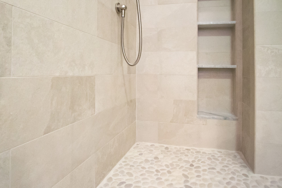 Exempel på ett amerikanskt en-suite badrum, med bruna skåp, ett fristående badkar, en hörndusch, beige väggar, klinkergolv i keramik, ett undermonterad handfat, granitbänkskiva, beiget golv och dusch med gångjärnsdörr