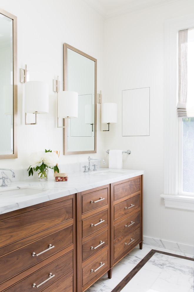 Inspiration för klassiska vitt badrum, med luckor med profilerade fronter, skåp i mellenmörkt trä, vita väggar, ett undermonterad handfat och vitt golv