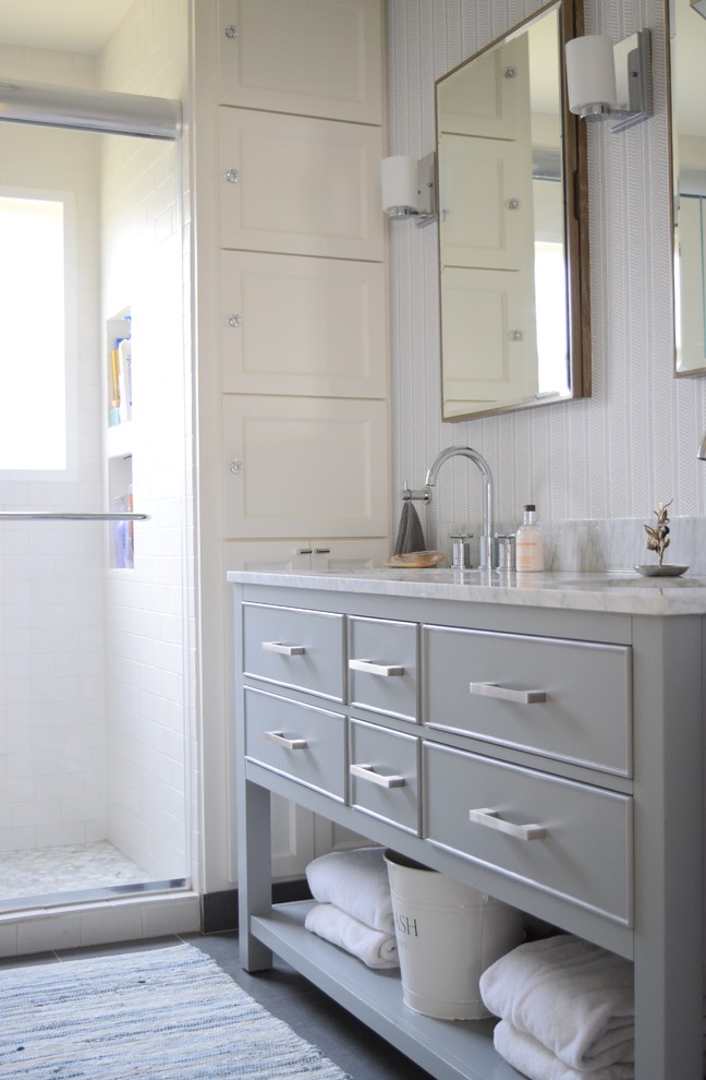 Стильный дизайн: ванная комната среднего размера в стиле фьюжн с серыми фасадами, душем в нише, белой плиткой, белыми стенами, бетонным полом, душевой кабиной, накладной раковиной и мраморной столешницей - последний тренд