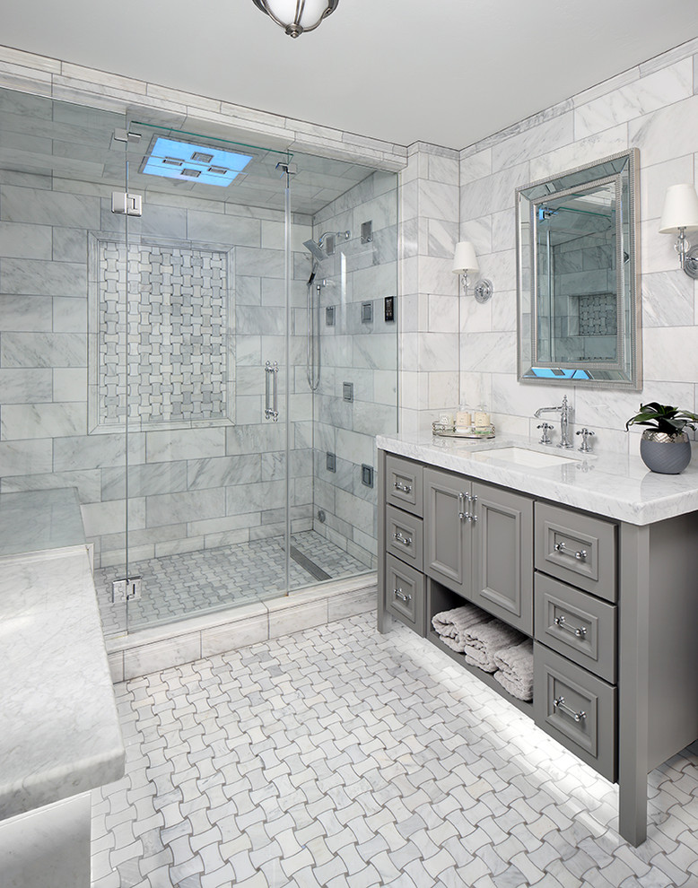 Пример оригинального дизайна: ванная комната в стиле кантри с фасадами с утопленной филенкой, серыми фасадами, душем в нише, серой плиткой, белой плиткой, душевой кабиной, врезной раковиной, разноцветным полом, душем с распашными дверями, белой столешницей и зеркалом с подсветкой