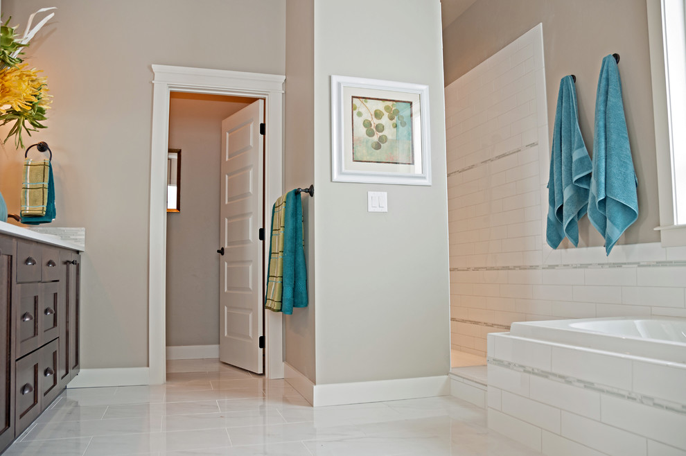 Exempel på ett stort klassiskt en-suite badrum, med ett fristående handfat, luckor med upphöjd panel, skåp i mellenmörkt trä, granitbänkskiva, ett platsbyggt badkar, en öppen dusch, en toalettstol med hel cisternkåpa, grå kakel, glaskakel, grå väggar och klinkergolv i keramik