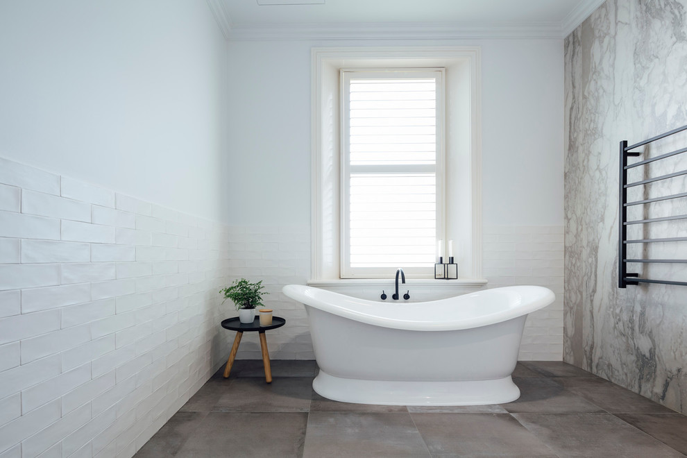 Inspiration för ett mellanstort funkis en-suite badrum, med ett fristående badkar, vit kakel, tunnelbanekakel, vita väggar och skiffergolv