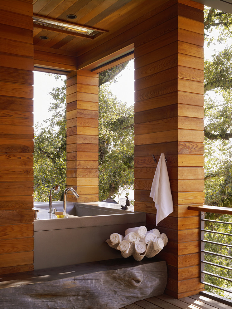 Стильный дизайн: ванная комната в современном стиле с полновстраиваемой ванной - последний тренд