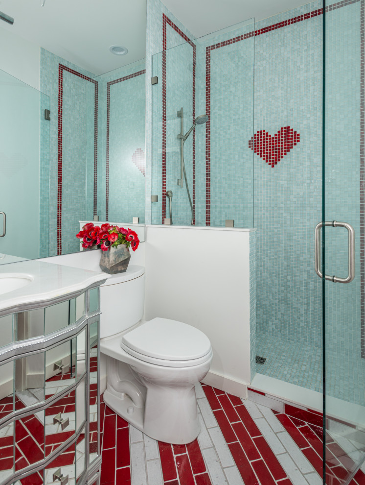 На фото: ванная комната среднего размера в современном стиле с фасадами островного типа, белыми фасадами, раздельным унитазом, разноцветной плиткой, мраморной плиткой, белыми стенами, полом из керамической плитки, монолитной раковиной, столешницей из искусственного кварца, разноцветным полом и белой столешницей с