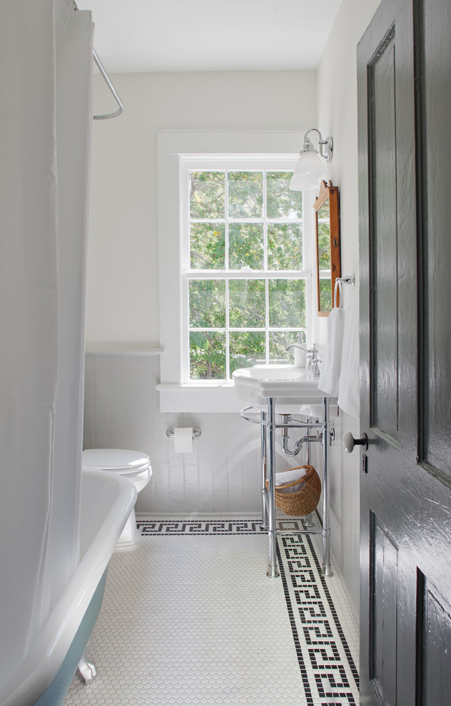 На фото: маленькая главная ванная комната в стиле кантри с ванной на ножках, душем над ванной, раздельным унитазом, белыми стенами, полом из мозаичной плитки, консольной раковиной, белым полом и шторкой для ванной для на участке и в саду с